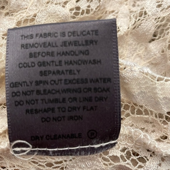 Beautiful lace Karen Cole top. Marked XL, actually One Size. Gorgeous. - Picture 5 of 6